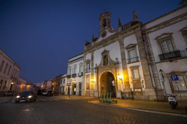 Portekiz 'in Faro kentindeki ana giriş yeri kilise kavisi..
