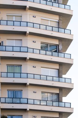 Huelva, İspanya modern İspanyol apartman kompleksi görünümü.