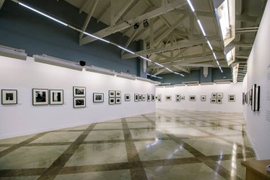 Huelva, İspanya - 22 Şubat 2020: Casa Colon, Endülüs, İspanya 'da festival enlemi 21' den fotoğraf sergisi