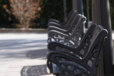 Huelva, İspanya 'daki boş park bankları.