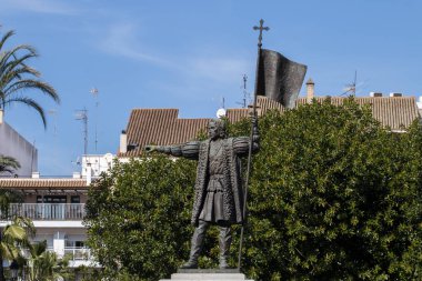 Plaza de Las Monjas üzerinde bulunan Kristof Kolomb heykeli, Huelva, İspanya.