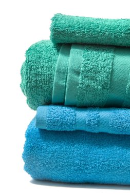 Beyaz arka planda izole edilmiş renkli banyo havluları..