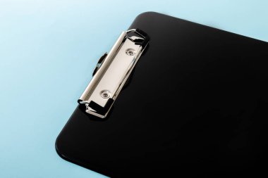 Mavi arkaplan üzerindeki Siyah panonun görüntüsünü kapat.