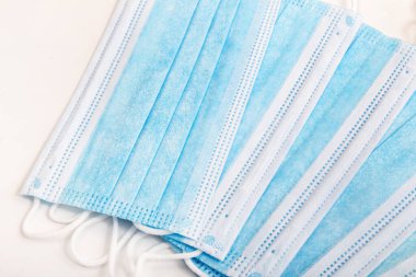 Beyaz arka planda izole edilmiş tıbbi koruyucu maskeler..