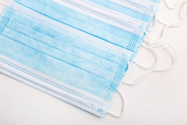 Beyaz arka planda izole edilmiş tıbbi koruyucu maskeler..