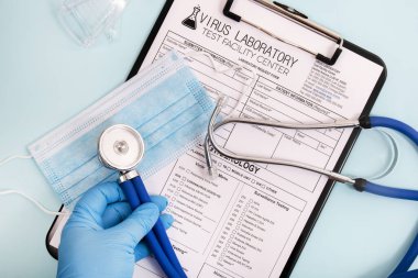 Coronavirüs, kuduz, hepatit ve yüz maskesi, steteskop ve diğer maddeler için çeşitli virüs ve laboratuvar test raporları kavramı.