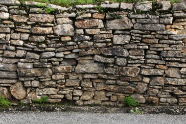 Algarve bölgesindeki Portekiz kırsalında geleneksel taş duvar..