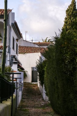 Algarve ve Alentejo bölgesindeki Portekiz köylerinin tipik caddeleri.