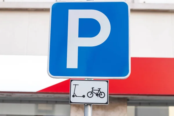 Widok Bliska Znak Parkingowy Dla Skuterów Elektrycznych Zwykłych Rowerów — Zdjęcie stockowe