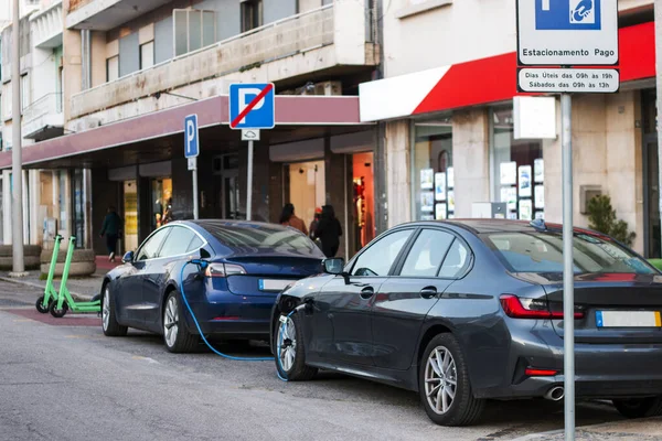 Vue Rapprochée Une Voiture Électrique Branchée Pour Recharger Sur Une — Photo