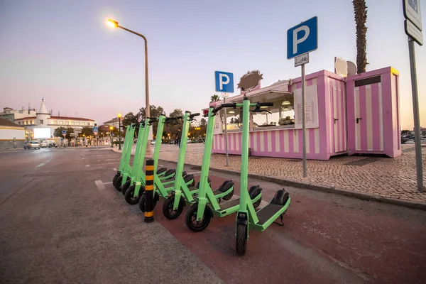 Zelené Elektrické Skútry Pronájmu Zaparkované Městě — Stock fotografie