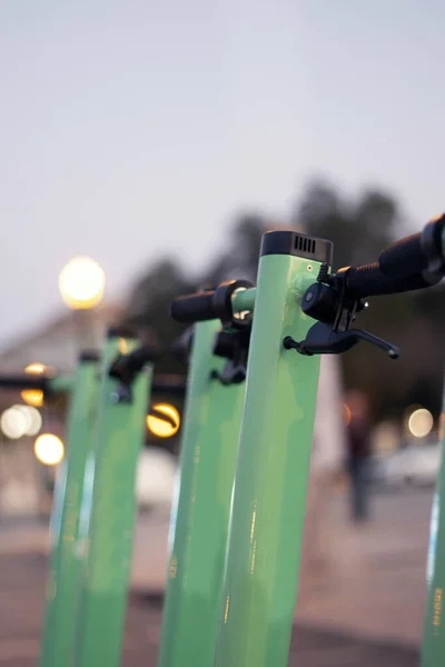 Zielone Skutery Elektryczne Wynajęcia Zaparkowane Mieście — Zdjęcie stockowe