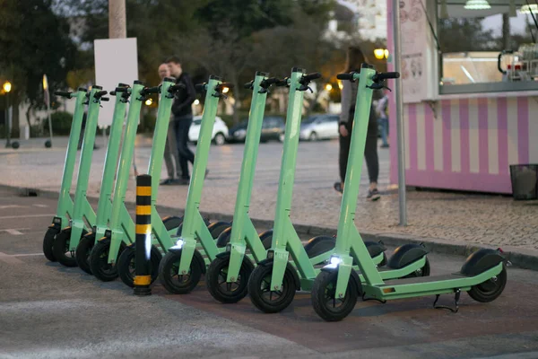 Groene Elektrische Scooters Huur Geparkeerd Stad — Stockfoto