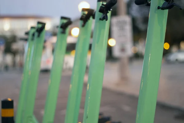 Zielone Skutery Elektryczne Wynajęcia Zaparkowane Mieście — Zdjęcie stockowe