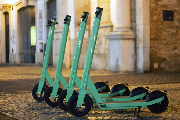 Scooters Électriques Verts Louer Garés Sur Ville — Photo