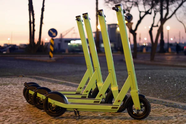 Groene Elektrische Scooters Huur Geparkeerd Stad — Stockfoto