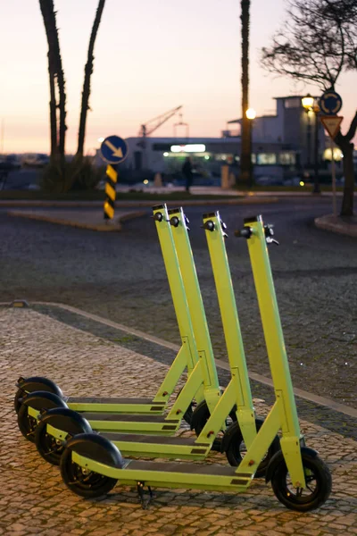 Groene Elektrische Scooters Huur Geparkeerd Stad — Stockfoto
