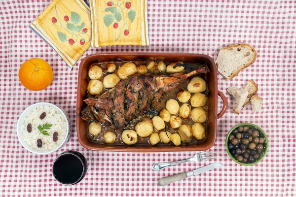 Типичная Португальская Еда Домашней Жареной Баранины Картошкой — стоковое фото