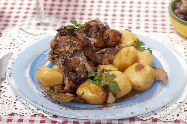 Типичная Португальская Еда Домашней Жареной Баранины Картошкой — стоковое фото