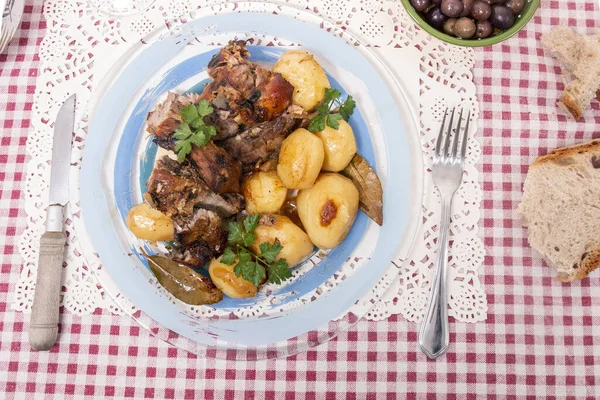 Typické Portugalské Jídlo Domácího Pečeného Jehněčího Masa Bramborami — Stock fotografie