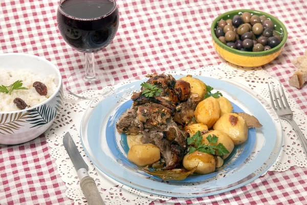 Typische Portugese Maaltijd Van Zelfgebakken Lamsvlees Met Aardappelen — Stockfoto