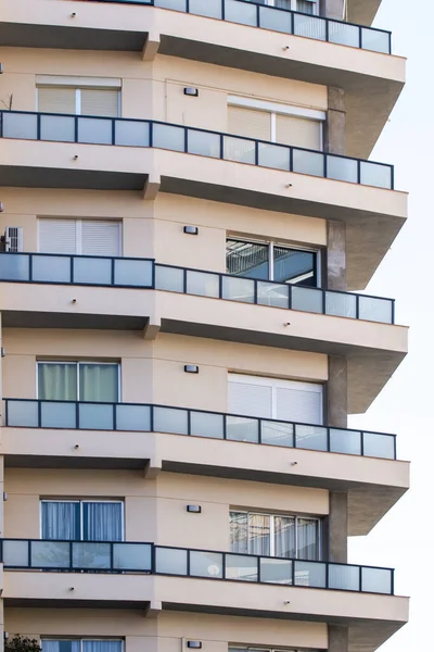 Huelva, İspanya modern İspanyol apartman kompleksi görünümü.