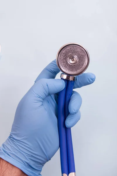 Mano Doctor Guantes Azules Con Estetoscopio Sobre Fondo Azul Claro — Foto de Stock