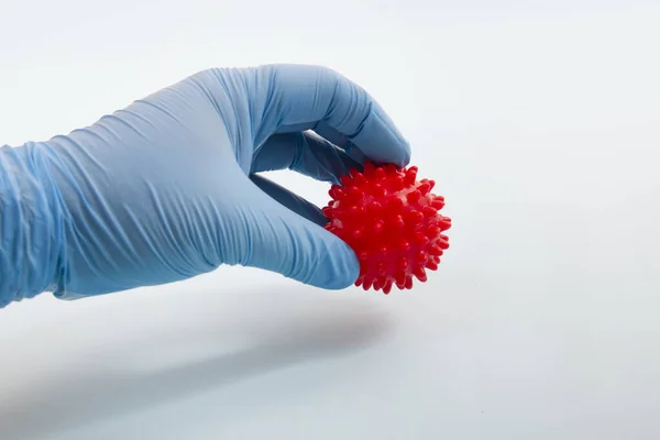 Main Médecin Tenant Concept Boule Virus Rouge Sur Fond Bleu — Photo