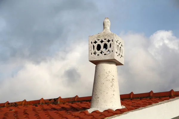 Nära Bild Den Vita Traditionella Och Vackra Portugisiska Skorstenar — Stockfoto