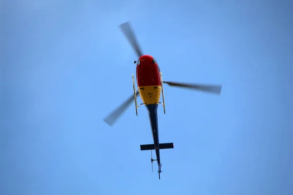 Dicht Zicht Een Rode Blauwe Gele Moderne Helikopter Die Blauwe — Stockfoto