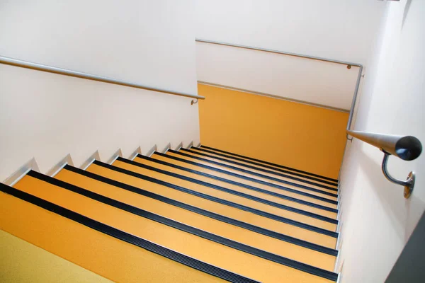 Fechar Vista Das Escadas Amarelas Dentro Prédio Escritórios — Fotografia de Stock