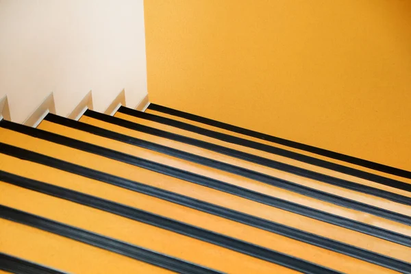 Vista Cercana Escaleras Amarillas Dentro Del Edificio Oficinas —  Fotos de Stock