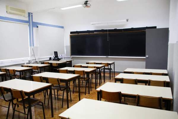 View Interior Secondary Classroom — Stock Photo, Image