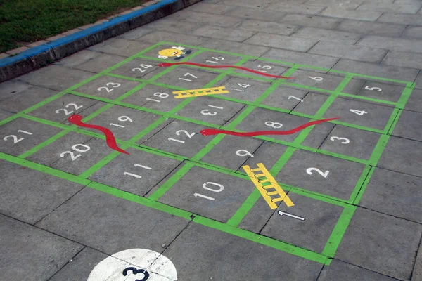 Κλασικό Παιχνίδι Για Παιδιά Αριθμούς Ζωγραφισμένα Στο Πάτωμα Παιδική Χαρά — Φωτογραφία Αρχείου