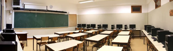 Vista Interior Uma Sala Aula Com Linha Computadores Ensino Médio — Fotografia de Stock