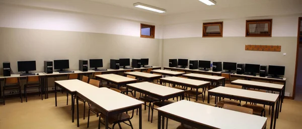 Vista Del Interior Aula Con Una Fila Computadoras Escuela Secundaria — Foto de Stock