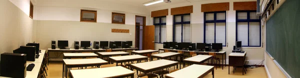 Vista Del Interior Aula Con Una Fila Computadoras Escuela Secundaria —  Fotos de Stock