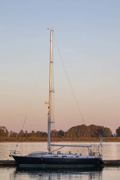 Zomer Uitzicht Kalme Wateren Met Zeilboot Blauwe Lucht Nabij Vila — Stockfoto