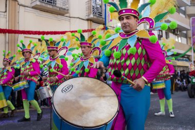 Loule, Portekiz - Şubat 2020: Loule, Portekiz 'deki Renkli Karnaval Festivali katılımcıları.