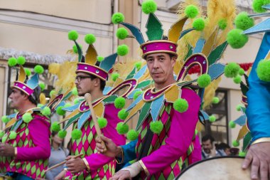 Loule, Portekiz - Şubat 2020: Loule, Portekiz 'deki Renkli Karnaval Festivali katılımcıları.