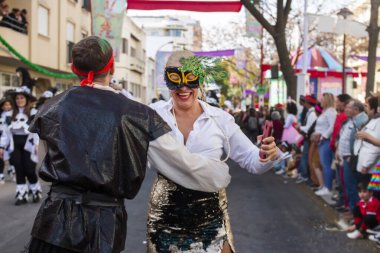 Loule, Portekiz - Şubat 2020: Loule, Portekiz 'deki Renkli Karnaval Festivali katılımcıları.