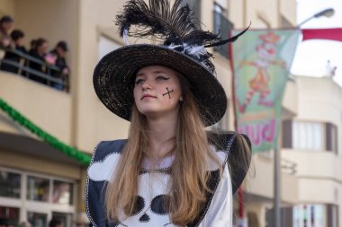 Loule, Portekiz - Şubat 2020: Loule, Portekiz 'deki Renkli Karnaval Festivali katılımcıları.