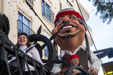 Loule, Portekiz - Şubat 2020: Loule, Portekiz 'deki Renkli Karnaval Festivali katılımcıları.