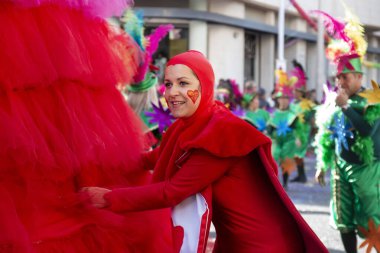 Loule, Portekiz - Şubat 2020: Loule, Portekiz 'deki Renkli Karnaval Festivali katılımcıları.