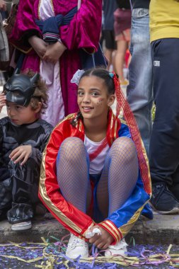 Loule, Portekiz - Şubat 2020: Loule, Portekiz 'deki Renkli Karnaval Festivali katılımcıları.