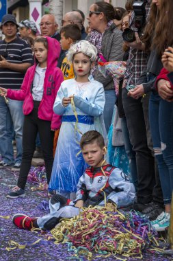 Loule, Portekiz - Şubat 2020: Loule, Portekiz 'deki Renkli Karnaval Festivali katılımcıları.