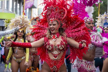 Loule, Portekiz - Şubat 2020: Loule, Portekiz 'deki Renkli Karnaval Festivali katılımcıları.