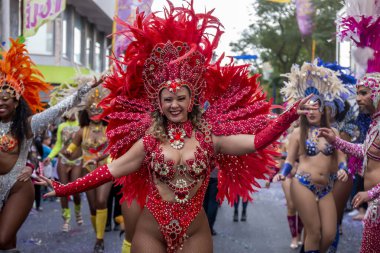 Loule, Portekiz - Şubat 2020: Loule, Portekiz 'deki Renkli Karnaval Festivali katılımcıları.