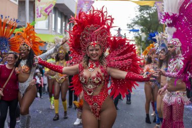 Loule, Portekiz - Şubat 2020: Loule, Portekiz 'deki Renkli Karnaval Festivali katılımcıları.