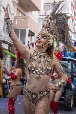 Loule, Portekiz - Şubat 2020: Loule, Portekiz 'deki Renkli Karnaval Festivali katılımcıları.